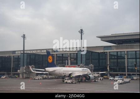 'Dec. 14, 2021, Berlin, Germany, Europe - A Lufthansa Airbus A320 Neo passenger aircraft parks at a gate at Berlin Brandenburg ''Willy Brandt'' Airport. Lufthansa is a member of the Star Alliance aviation alliance, an international network of airlines. [automated translation]' Stock Photo