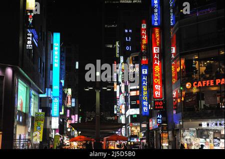 28.04.2013, Seoul, South Korea, Asia - Colorful signs and neon-lit streets in the busy Insadong entertainment district with its pubs, restaurants, galleries and tea rooms in the evening. [automated translation] Stock Photo