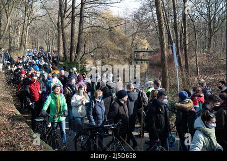 '27.02.2022, Berlin, Germany, Europe - Participants of the demonstration for peace in Europe and against Russia's war in Ukraine walk through the Tiergarten. In Berlin, several hundred thousand people are protesting against Russia's illegal war of aggression in Ukraine, initiated by Russian President Putin. The large demonstration in the district of Tiergarten stretches from the Victory Column along the Strasse des 17. Juni to the Brandenburg Gate and takes place under the slogan ''Stop the war. Peace for Ukraine and all of Europe''. [automated translation]' Stock Photo