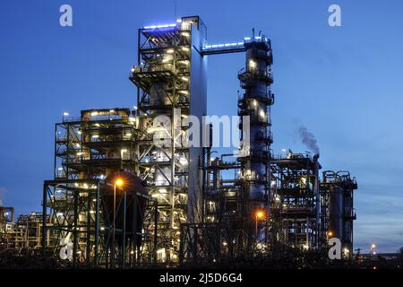 Gelsenkirchen, 10.04.2022 - bp Ruhr Oel GmbH refinery in Gelsenkirchen Horst. Due to the war in Ukraine, oil price has temporarily risen to almost 140 dollars per barrel. [automated translation] Stock Photo