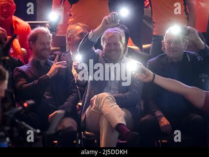 The Hague, Netherlands. 22nd Apr, 2022. THE HAGUE - The Duke of Sussex, Prince Harry and King Willem-Alexander during the wheelchair basketball final on the last day of the Invictus Games. ANP SEM VAN DER WAL Credit: ANP/Alamy Live News Stock Photo