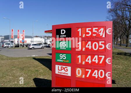 billiger Sprit bei Circle K Tankstellen in Zgorzelec, Polen. Der Benzinpreis am 23.02.2022 war für Diesel 1,55 € , Super 1,405 in Polen, während die S Stock Photo