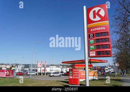 billiger Sprit bei Circle K Tankstellen in Zgorzelec, Polen. Der Benzinpreis am 23.02.2022 war für Diesel 1,55 € , Super 1,405 in Polen, während die S Stock Photo