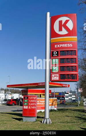 billiger Sprit bei Circle K Tankstellen in Zgorzelec, Polen. Der Benzinpreis am 23.02.2022 war für Diesel 1,55 € , Super 1,405 in Polen, während die S Stock Photo