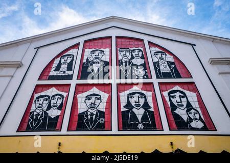Wandmalerei in der LX Factory in Lissabon. Historischer Industriekomplex mit zahlreichen Kunst- und Designläden sowie einzigartigen Restaurants. Wandm Stock Photo