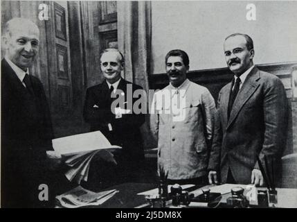 Eng translation : ' The signing of the German-Soviet non-aggression pact. From right to left: Messrs. Molotov, Stalin, von Ribbentrop and Gaus  ' - Original in french : ' La signature du pacte de non-agression germano-soviétique. De droite à gauche : MM. Molotov, Staline, von Ribbentrop et Gaus ' - Extract from 'L'Illustration Journal Universel' - French illustrated magazine - 1939 Stock Photo