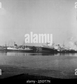 Cargo vessels are docked in the port of Hamburg, 20 January 2016 in ...