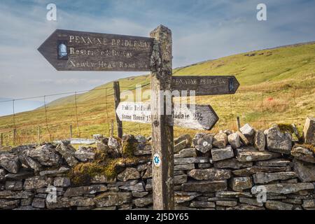 17.04.2022 Newby Head Gate, Ribblehead, North Yorkshire, Uk. Fingerpost signpost for walkers showing the way on the Pennine Bridleway near to Newby He Stock Photo