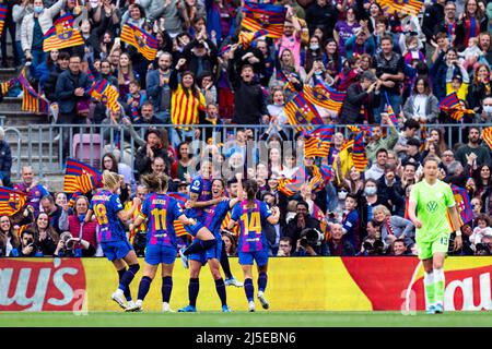 Barcelona, Spain. 22nd Apr, 2022. Jenni Hermoso (FC Barcelona) celebrates with his teammates after scoring during the Womens Champions League football match between FC Barcelona and Vfl Wolfsburg, at the Camp Nou stadium in Barcelona, Spain, Friday, April 22, 2022. Foto: Siu Wu. Credit: dpa/Alamy Live News Stock Photo