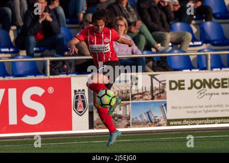 ALKMAAR, NETHERLANDS - APRIL 22: Naomi Pattiwael of PSV Eindhoven during the Dutch Pure Energie Woman Eredivisie match between VV Alkmaar and PSV at Sportpark Robonsbosweg on April 22, 2022 in Alkmaar, Netherlands (Photo by Kees Kuijt/Orange Pictures) Stock Photo