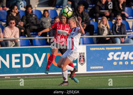 ALKMAAR, NETHERLANDS - APRIL 22: Naomi Pattiwael of PSV Eindhoven, Camie Mol of VV Alkmaar during the Dutch Pure Energie Woman Eredivisie match between VV Alkmaar and PSV at Sportpark Robonsbosweg on April 22, 2022 in Alkmaar, Netherlands (Photo by Kees Kuijt/Orange Pictures) Stock Photo