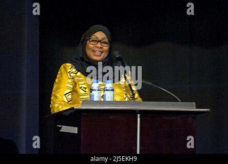 President Samia Suluhu addressing the audience at the West Coast premiere of the documentary PBS television show 'Tanzania The Royal Tour' at the screening on the lot at Paramount Studios in Hollywood, CA.  2022 Stock Photo