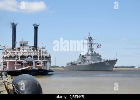 New Orleans, United States. 19 April, 2022. U.S. Navy sailors man-the-rails as the Arleigh-Burke class guided-missile destroyer USS Farragut passes an old Paddle Wheel Steamboat as it transits the Mississippi River to take part in Navy Week New Orleans, April 19, 2022 in New Orleans, Louisiana.  Credit: MC2 Steven Edgar/Planetpix/Alamy Live News Stock Photo