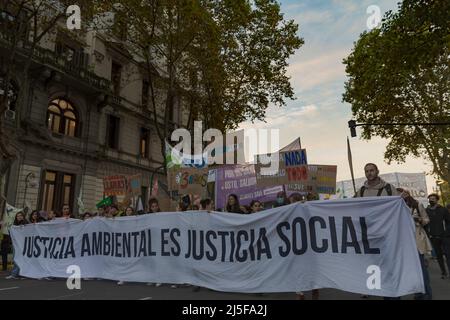 Buenos Aires, Argentina. 22nd Apr, 2022. Protesters from different groups march on Earth Day. (Credit Image: © Esteban Osorio/Pacific Press via ZUMA Press Wire) Credit: ZUMA Press, Inc./Alamy Live News Stock Photo