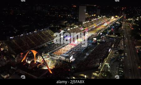 Rio De Janeiro, Brazil. 23rd Apr, 2022. Aerial view of the parade of the São Clemente samba school, in the Sambodrome. After the corona-related cancellation last year and the postponement in February, the best samba schools of the city again paraded through the Sambodrome at the world-famous Carnival of Rio de Janeiro. Credit: Fernando Souza/dpa/Alamy Live News Stock Photo