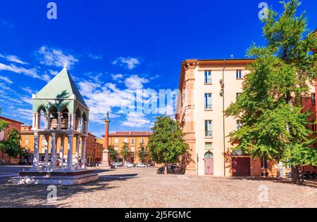 Bologna, Italy. Piazza San Domenico and Arca di Rolandino de' Passeggeri built in 1480 Stock Photo