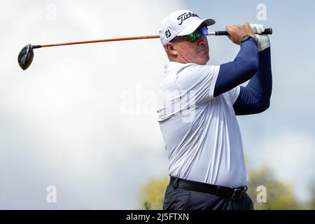 Karlkurla, Australia, 23 April, 2022. Peter Lonard takes a shot towards the sixth hole during the 2021 CKB WA PGA Championship, part of the ISPS HANDA PGA Tour of Australasia on April 23, 2022 at Kalgoorlie Golf Course in Kalgoorlie, Australia. Credit: Graham Conaty/Speed Media/Alamy Live News Stock Photo