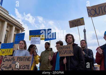 Paris, Paris, FRANCE. 23rd Apr, 2022. Demonstrators protest on the Trocadero in front of the eiffeltower against the war in the Ukraine and Putin's agression towards the country. (Credit Image: © Remon Haazen/ZUMA Press Wire) Stock Photo