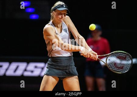 Stuttgart, Germany. 23rd Apr, 2022. Tennis: WTA Tour - Stuttgart, singles, women, semifinals. Swiatek (Poland) - Samsonova (Russia). Liudmila Samsonova in action. Credit: Silas Stein/dpa/Alamy Live News Stock Photo