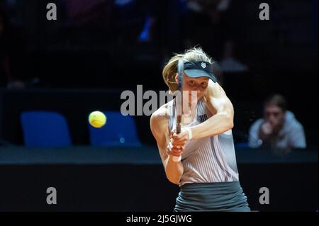 Stuttgart, Germany. 23rd Apr, 2022. Tennis: WTA Tour - Stuttgart, singles, women, semifinals. Swiatek (Poland) - Samsonova (Russia). Liudmila Samsonova in action. Credit: Silas Stein/dpa/Alamy Live News Stock Photo