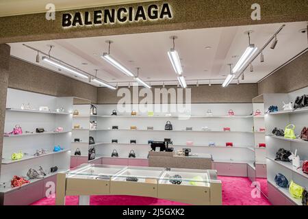 Miami Florida Coral Gables Shops at Merrick Park upscale outdoor shopping  mall Madison Reed haircare entrance Stock Photo - Alamy