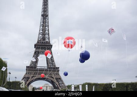 Paris : 'Le sourire retrouvé du Japon' au champ de Mars. 'Wa in Paris' Fukushima 2014 devant la Tour Eiffel Stock Photo