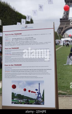 Paris : 'Le sourire retrouvé du Japon' au champ de Mars. 'Wa in Paris' Fukushima 2014 Stock Photo