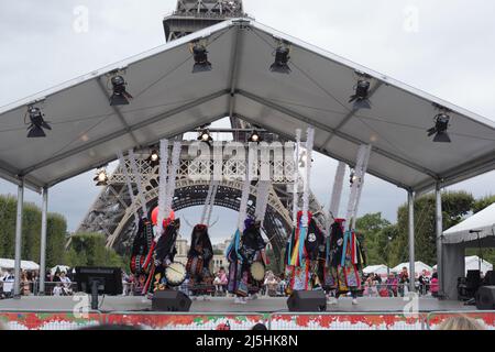 Paris : 'Le sourire retrouvé du Japon' au champ de Mars. 'Wa in Paris' Fukushima 2014. Danse traditionnelle sur scène devant la Tour Eiffel Stock Photo