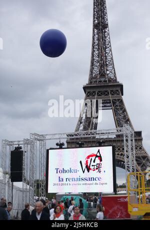 Paris : 'Le sourire retrouvé du Japon' au champ de Mars. 'Wa in Paris' Fukushima 2014 devant la Tour Eiffel Stock Photo