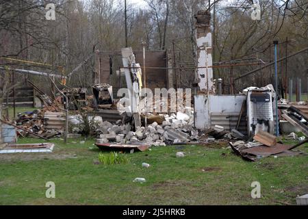 Non Exclusive: BERVYTSIA, UKRAINE - APRIL 21, 2022 - A house lies in ruins in the village of Bervytsia liberated from Russian invaders, Kyiv Region, n Stock Photo
