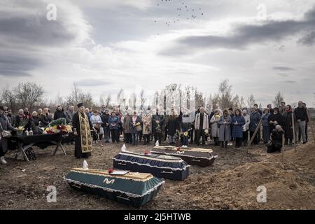 Borodyanka, Ukraine. 23rd Apr, 2022. Friends and family attend funeral services for Mark Bobrovytsky, 59, Halyna Bobrovytskyi, 59, and Maksym Bobrovytsky, 25 at a cemetery in Borodyanka, Ukriane on Saturday, April 23, 2022. They died in they apartment in Borodyanka after a Russian air strike. A planned evacuation of civilians in the besieged southern city of Mariupol on Saturday was again thwarted by the Russian military, according to Ukrainian leaders. Photo by Ken Cedeno/UPI Credit: UPI/Alamy Live News Stock Photo