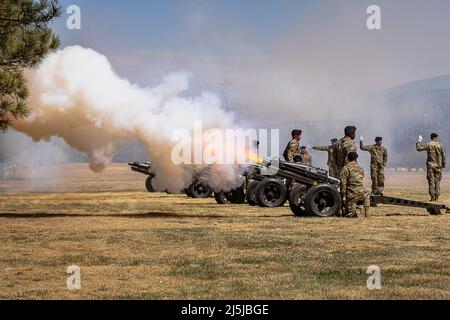 Fort Carson, USA. 14th Apr, 2022. Soldiers assigned to 2nd Battalion, 77th Field Artillery Regiment, 2nd Stryker Brigade Combat Team, 4th Infantry Division, fire 13 cannons during the State of the Mountain Post Address, April 14, 2022, on Founder's Field at Fort Carson, Colorado. During the event, Col. Nate Springer, Fort Carson garrison commander, provided updates on recent installation achievements and community partnerships. Credit: U.S. Army/ZUMA Press Wire Service/ZUMAPRESS.com/Alamy Live News Stock Photo