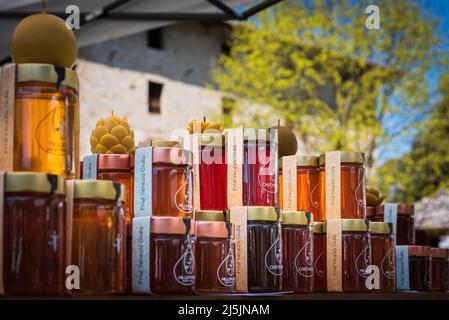 Honey in small jars for sale at an Italian open air market. Friuli Venezia Giulia artisanal food. Stock Photo