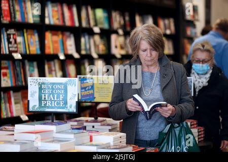 (220424) -- STRATFORD UPON AVON, April 24, 2022 (Xinhua) -- A woman reads in a bookstore in Stratford-upon-Avon, Britain, April 23, 2022. Over 1,000 people gathered at Stratford-upon-Avon, the hometown of William Shakespeare, to celebrate the British playwright's 458th birthday on Saturday. (Xinhua/Li Ying) Stock Photo