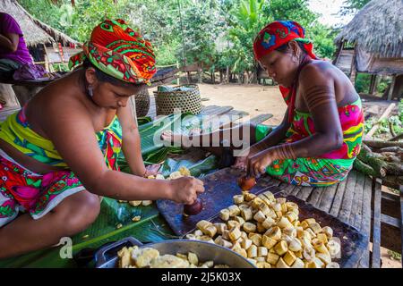 Embera puru indian woman are preparing plantain before frying in the Embera puru village, Rio Pequeni, Republic of Panama, Central America. Stock Photo