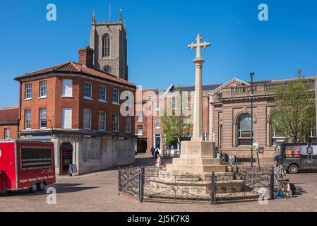 Fakenham Norfolk, view in summer of the war memorial sited in Market Place in the centre of the Norfolk town of Fakenham, UK Stock Photo