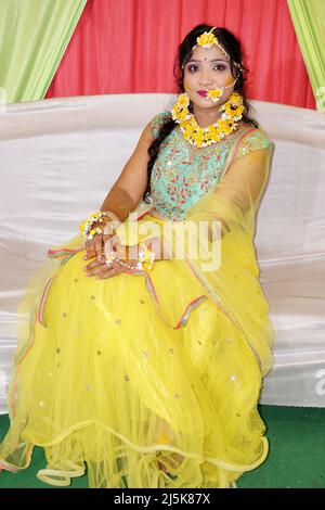 Shiny Doshi Looks Sunshine In Yellow Saree & Matching Neckpiece: See Here |  IWMBuzz