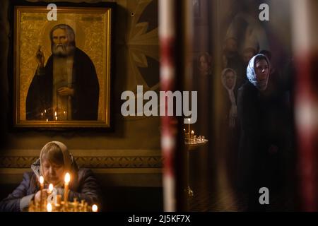 Kyiv, Ukraine. 24th Apr, 2022. People attend an Easter church service, amid Russia's invasion of Ukraine, in Kyiv, Ukraine, April 24, 2022 Credit: Mykhailo Palinchak/Alamy Live News Stock Photo