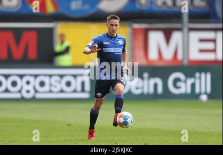 Paderborn, Germany. 24th Apr, 2022. Soccer: 2nd Bundesliga, SC Paderborn 07 - Hannover 96, Matchday 31 at Benteler Arena. Paderborn's Philipp Klement plays the ball. Credit: Friso Gentsch/dpa - IMPORTANT NOTE: In accordance with the requirements of the DFL Deutsche Fußball Liga and the DFB Deutscher Fußball-Bund, it is prohibited to use or have used photographs taken in the stadium and/or of the match in the form of sequence pictures and/or video-like photo series./dpa/Alamy Live News Stock Photo