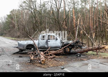 April 20, 2022, Chernihiv, Ukraine: A view of a burnt car and damaged trees. Traces of the Russian army invasion of Ukraine on the highway near Chernihiv. (Credit Image: © Mykhaylo Palinchak/SOPA Images via ZUMA Press Wire) Stock Photo