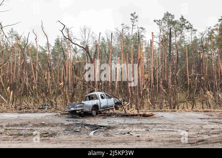 April 20, 2022, Chernihiv, Ukraine: A view of a burnt car and damaged trees. Traces of the Russian army invasion of Ukraine on the highway near Chernihiv. (Credit Image: © Mykhaylo Palinchak/SOPA Images via ZUMA Press Wire) Stock Photo