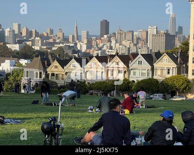 San Francisco, United States. 23rd Apr, 2022. April 23, 2022: San Francisco, Alamo Square's famous 'postcard row' at Hayes and Steiner Streets a row of Victorian houses and in the background downtown skyscrapers. The homes are referred to as The Painted Ladies. San Francisco, California is located in northern California on the Pacific coast. Approximately 875,000 people live in the city. (Photo by Samuel Rigelhaupt/Sipa USA ) Credit: Sipa USA/Alamy Live News Stock Photo