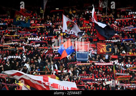 Genoa, Italy. 24 April 2022. Players of Genoa CFC celebrate the victory at  the end of the Serie A football match between Genoa CFC and Cagliari  Calcio. Credit: Nicolò Campo/Alamy Live News