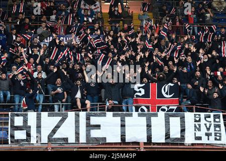 Genoa, Italy. 24 April 2022. Players of Genoa CFC celebrate the victory at  the end of the Serie A football match between Genoa CFC and Cagliari  Calcio. Credit: Nicolò Campo/Alamy Live News