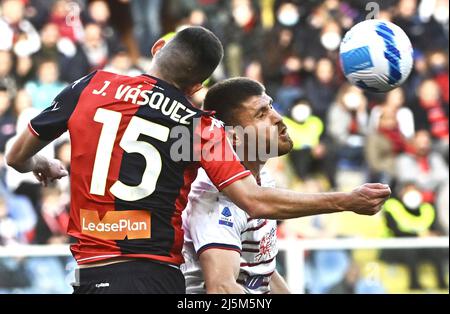 Genoa, Italy. 24 April 2022. Players of Genoa CFC celebrate the victory at  the end of the Serie A football match between Genoa CFC and Cagliari  Calcio. Credit: Nicolò Campo/Alamy Live News