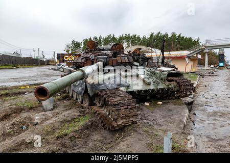 2022-04-09 Kyiv region, Ukraine. Dead russian tank on the side of the E40 road near Makariv. War in Ukraine Stock Photo