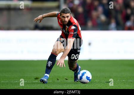 Genoa, Italy. 24 April 2022. Players of Genoa CFC celebrate the victory at  the end of the Serie A football match between Genoa CFC and Cagliari  Calcio. Credit: Nicolò Campo/Alamy Live News