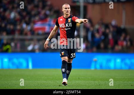 Genoa, Italy. 24 April 2022. Players of Genoa CFC celebrate the victory at  the end of the Serie A football match between Genoa CFC and Cagliari  Calcio. Credit: Nicolò Campo/Alamy Live News