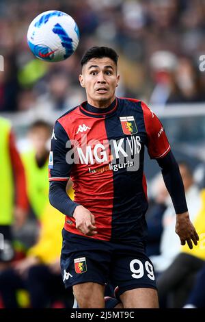 Genoa, Italy. 24 April 2022. Players of Genoa CFC celebrate the victory at  the end of the Serie A football match between Genoa CFC and Cagliari  Calcio. Credit: Nicolò Campo/Alamy Live News