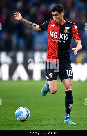 Genoa, Italy. 24 April 2022. Players of Genoa CFC celebrate the victory at  the end of the Serie A football match between Genoa CFC and Cagliari  Calcio. Credit: Nicolò Campo/Alamy Live News